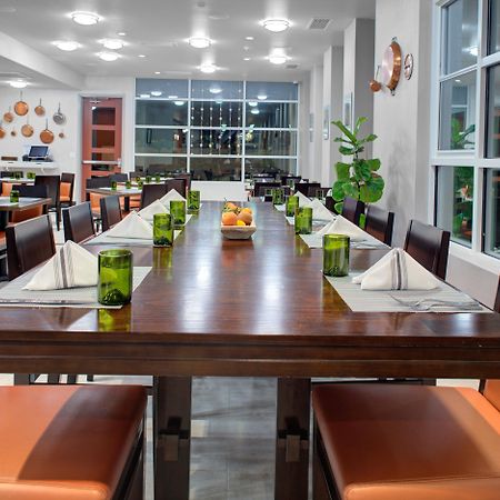 Holiday Inn Windsor - Wine Country By Ihg Buitenkant foto